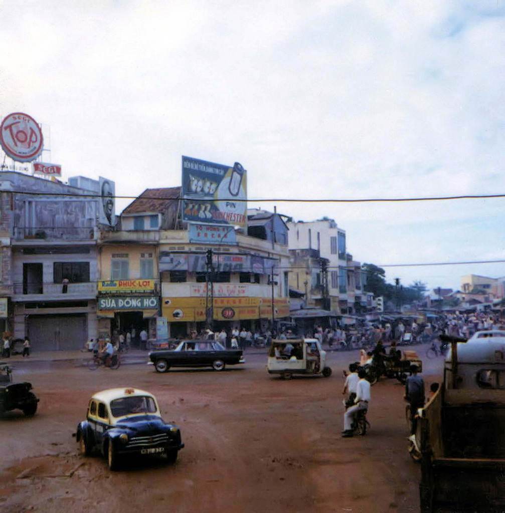 Bộ ảnh phim vuông ấn tượng về Sài Gòn thập niên 1960