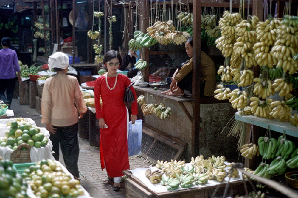 Loạt ảnh độc bên trong chợ Bến Thành năm 1973 (1)