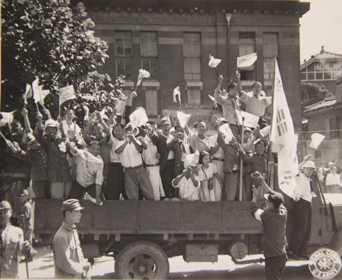 Ngoài Việt Nam, còn quốc gia nào có ngày Quốc khánh năm 1945?