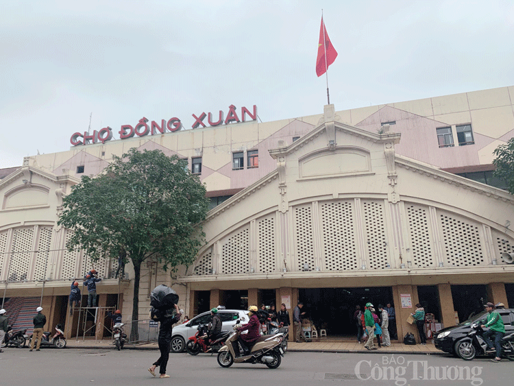 Chợ Đồng Xuân ế ẩm, vắng khách trong mùa dịch COVID-19