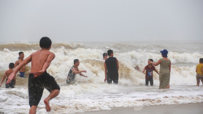 Sóng cao phủ đầu, người Đà Nẵng vẫn liều mình tắm biển sau bão