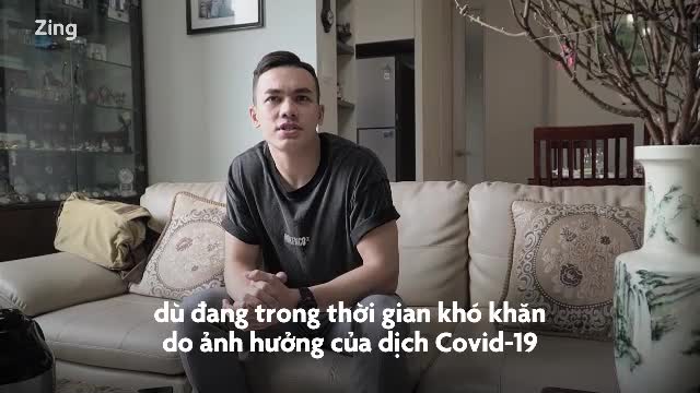 Video: Cầu thủ Việt kiều được bà nội dạy bóc bánh chưng