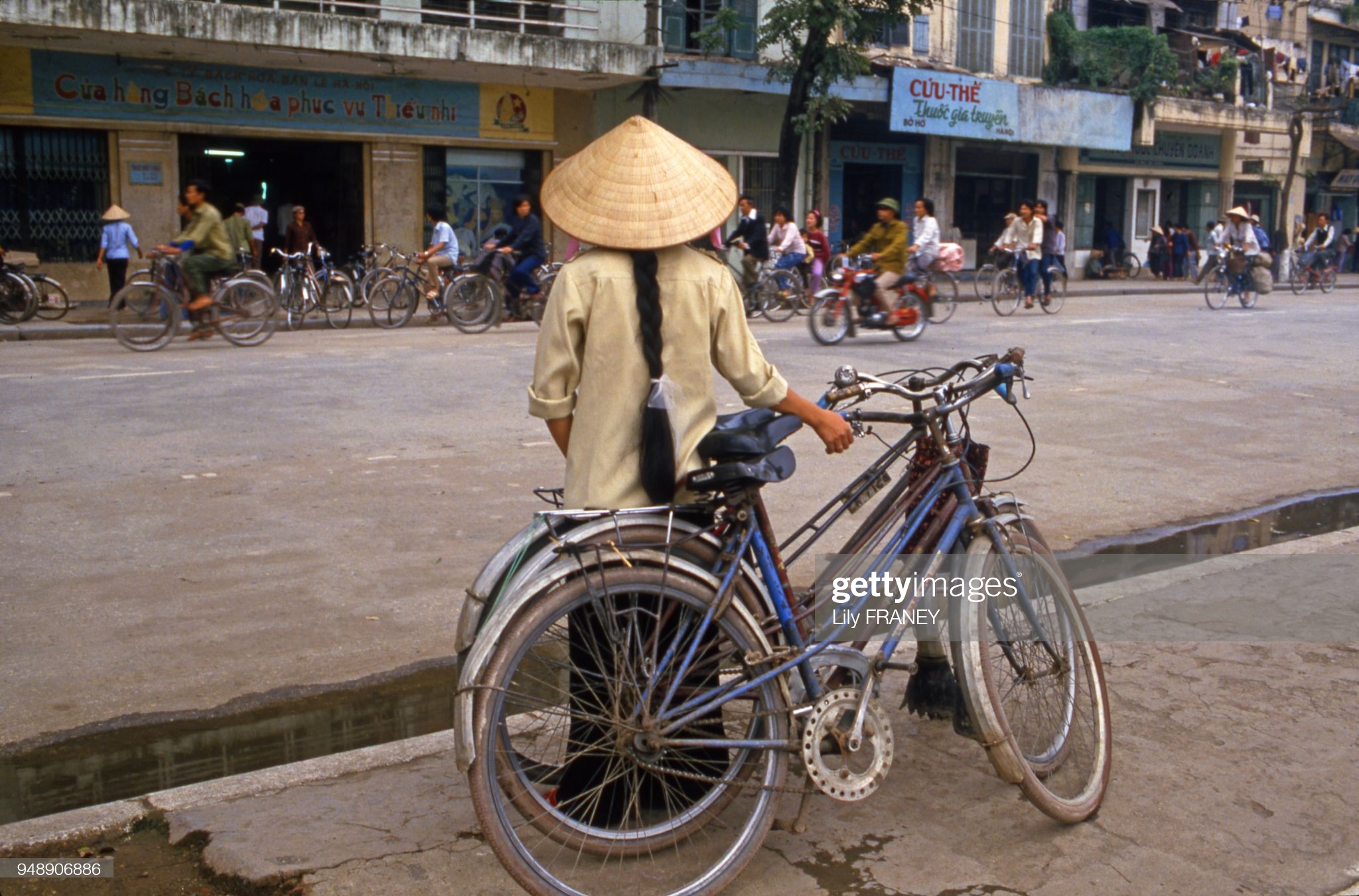 Ảnh để đời Hà Nội năm 1987 của nữ phóng viên Pháp