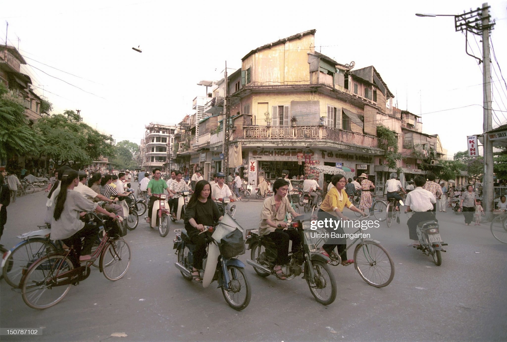 Loạt ảnh "chất như nước cất" về Sài Gòn, Hà Nội năm 1994 