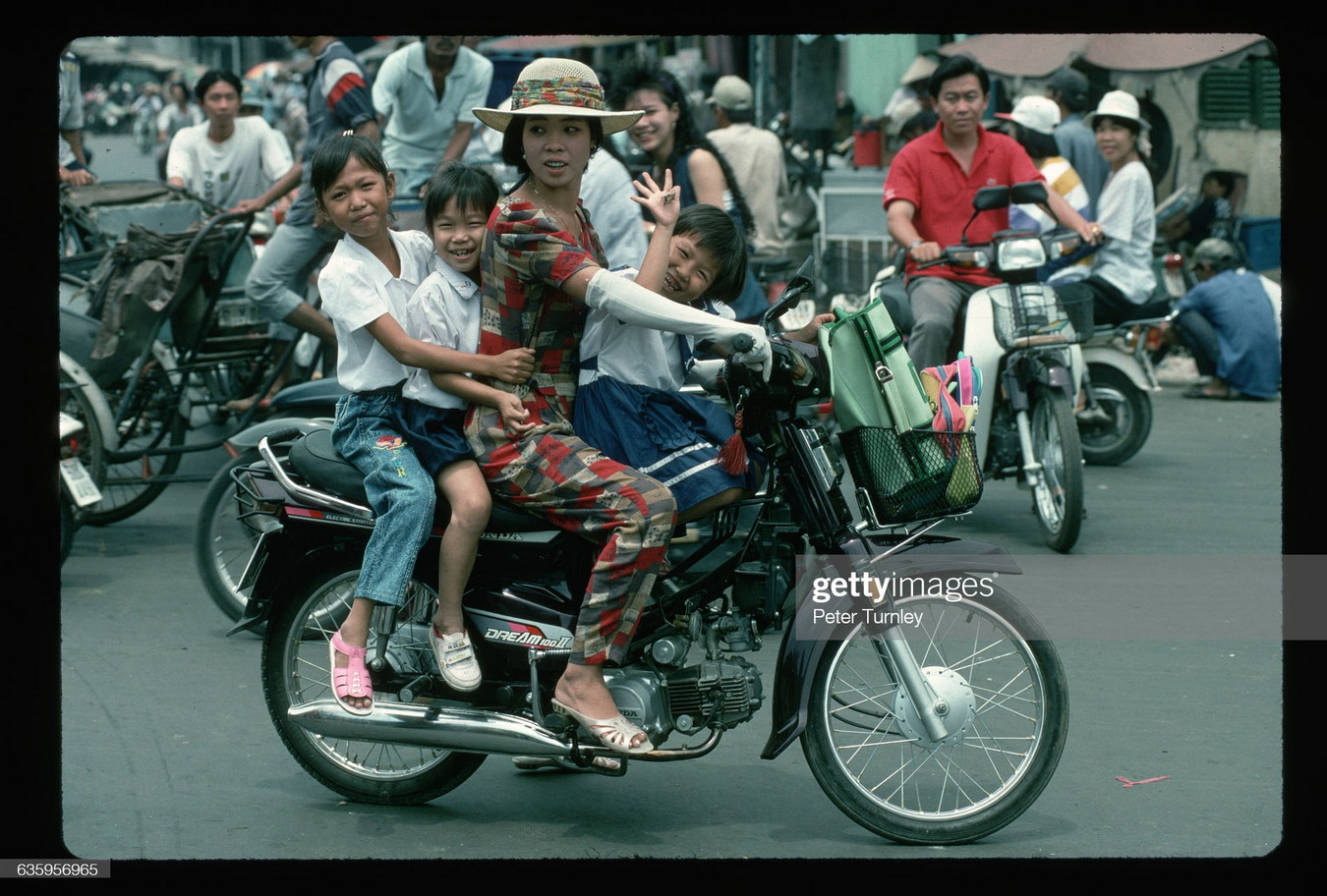 Ảnh độc: Giao thông ở TP. HCM năm 1994 qua ống kính Peter Turnley