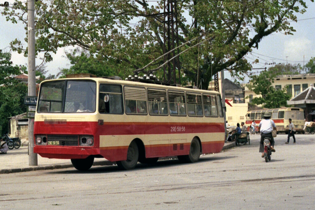 Ảnh siêu hiếm về tàu điện bánh hơi ở Hà Nội năm 1990