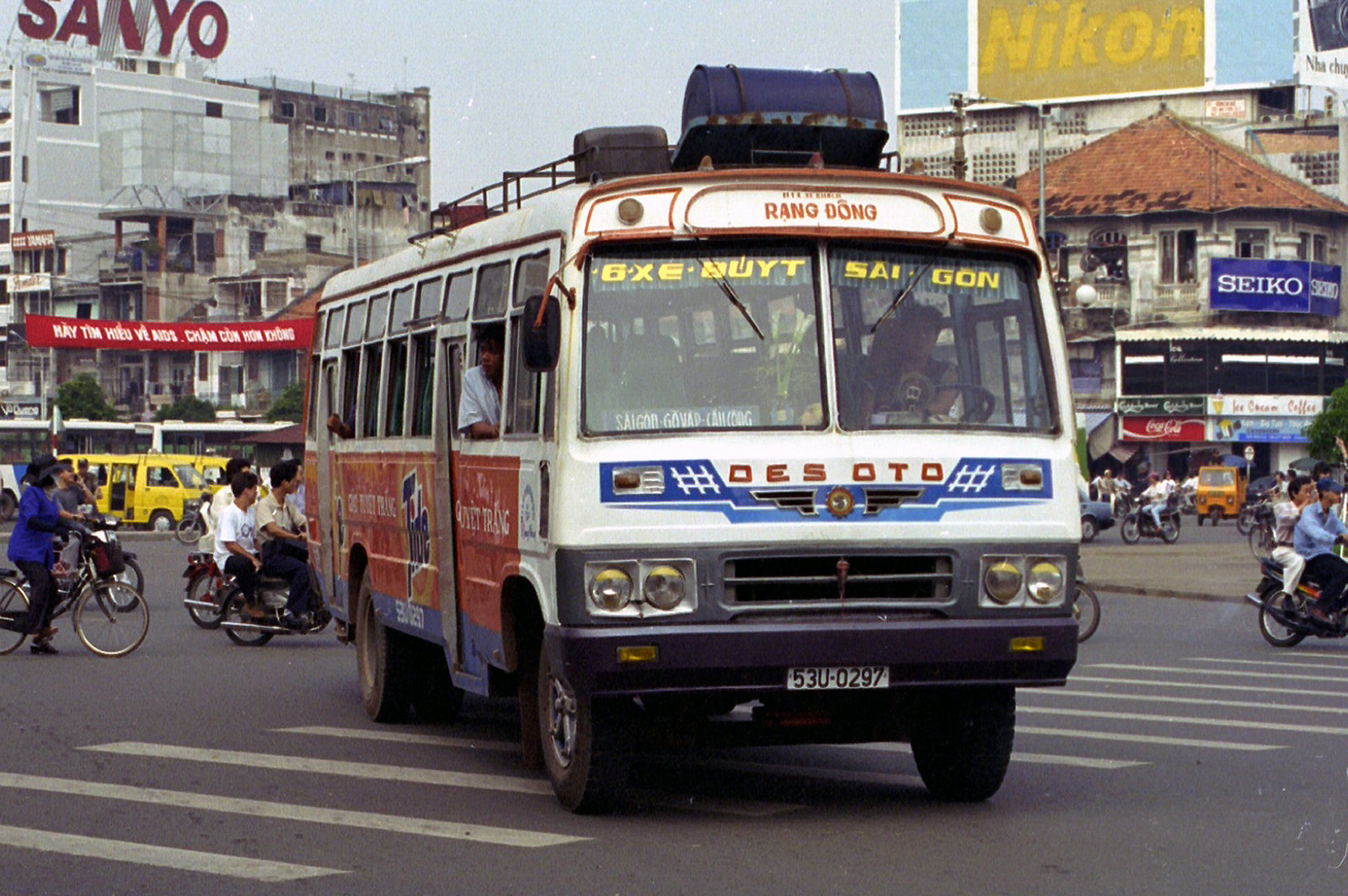 Ảnh không đụng hàng về xe buýt ở TP. HCM thập niên 1990 (1)