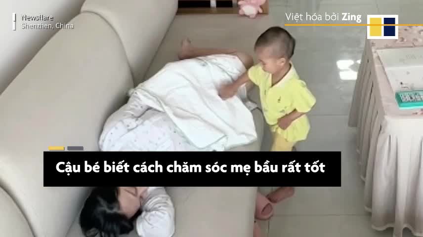 Video: Bé 2 tuổi đắp chăn cho mẹ bầu gây bão mạng