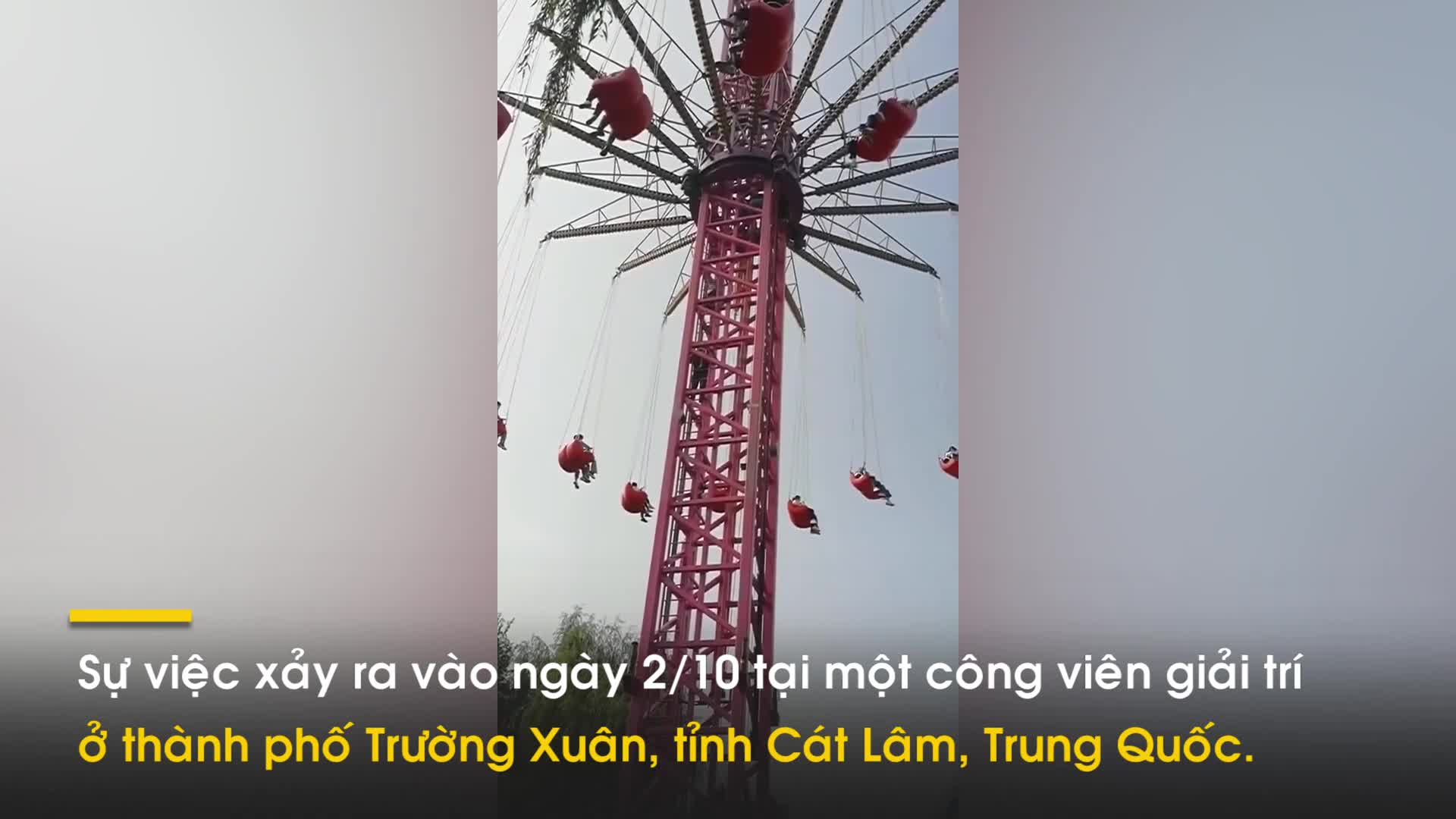 Video: Hàng chục du khách bị treo lơ lửng trên không trung