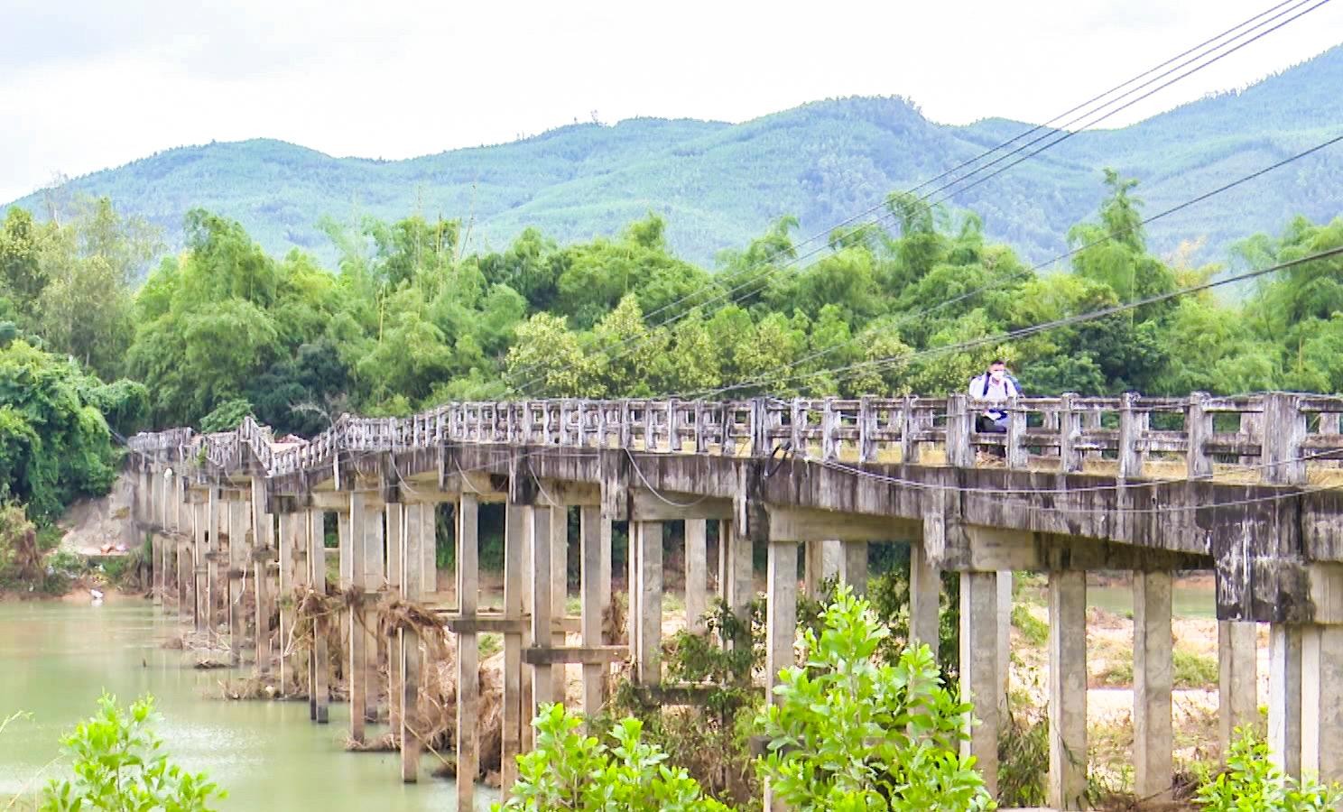 'Nín thở' đi qua từng nhịp trên cây cầu cũ nát ở Bình Định