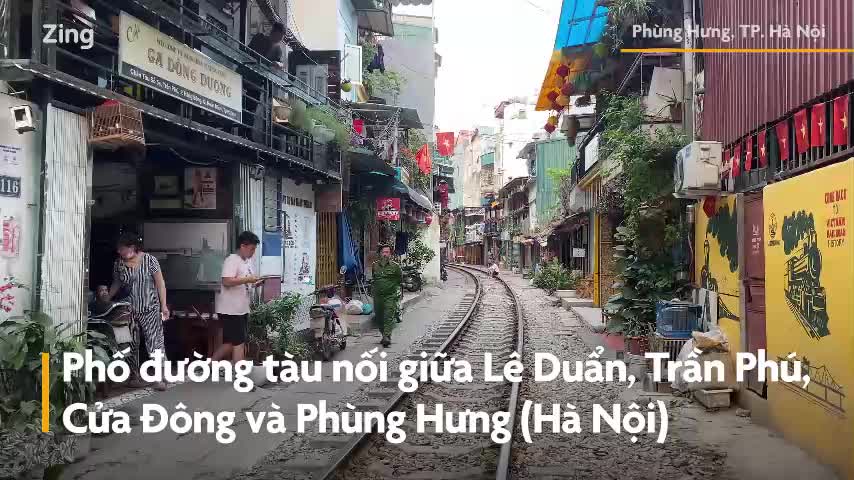 Khách Tây vào phố cà phê đường tàu qua lối đi bí mật