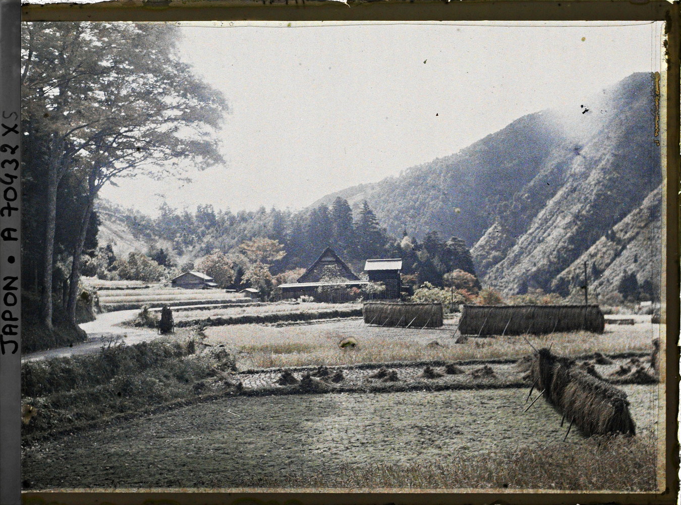 Ảnh màu cực hiếm đẹp như tranh vẽ về ngôi làng gần Kyoto năm 1926