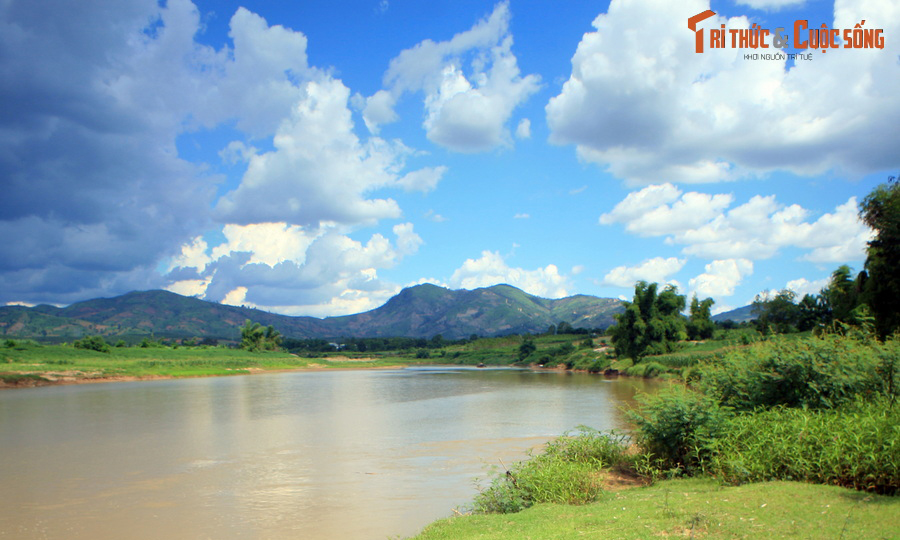 Giai thoại đẫm nước mắt về dòng sông "chảy ngược" kỳ lạ ở Tây Nguyên