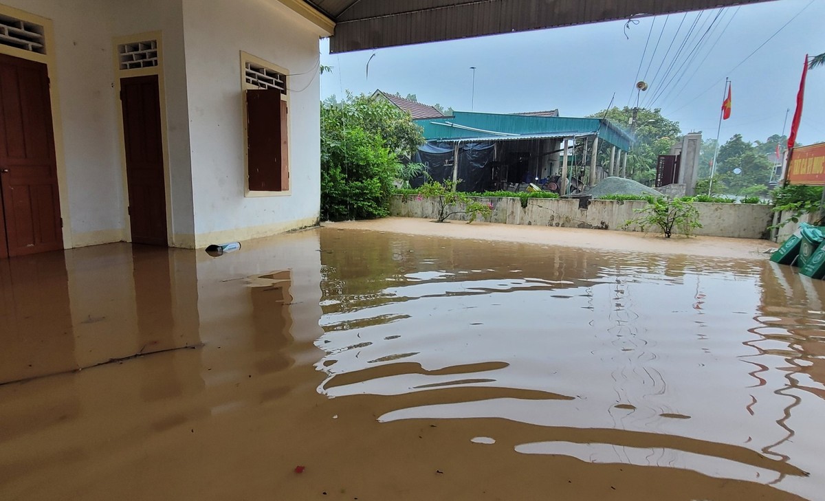 Mưa kéo dài, Hà Tĩnh ngập sâu, người dân vất vả chạy lũ 