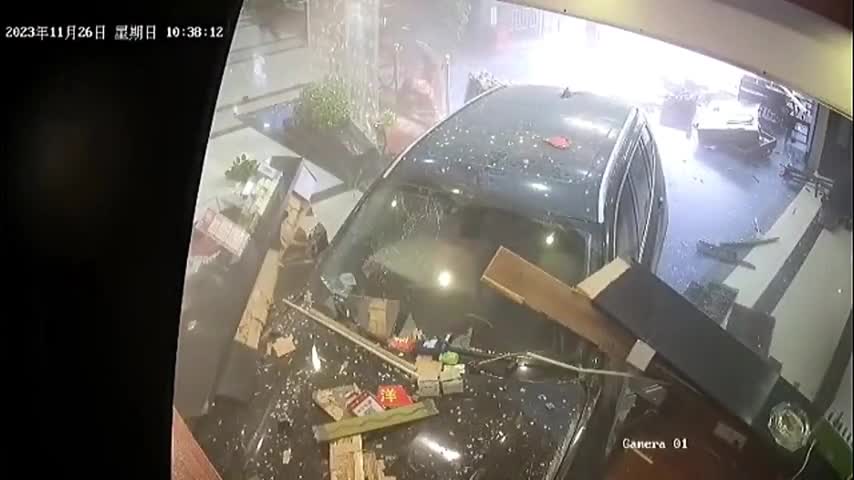 Video: BMW lao vào nhà hàng, nhân viên lễ tân thoát chết trong gang tấc