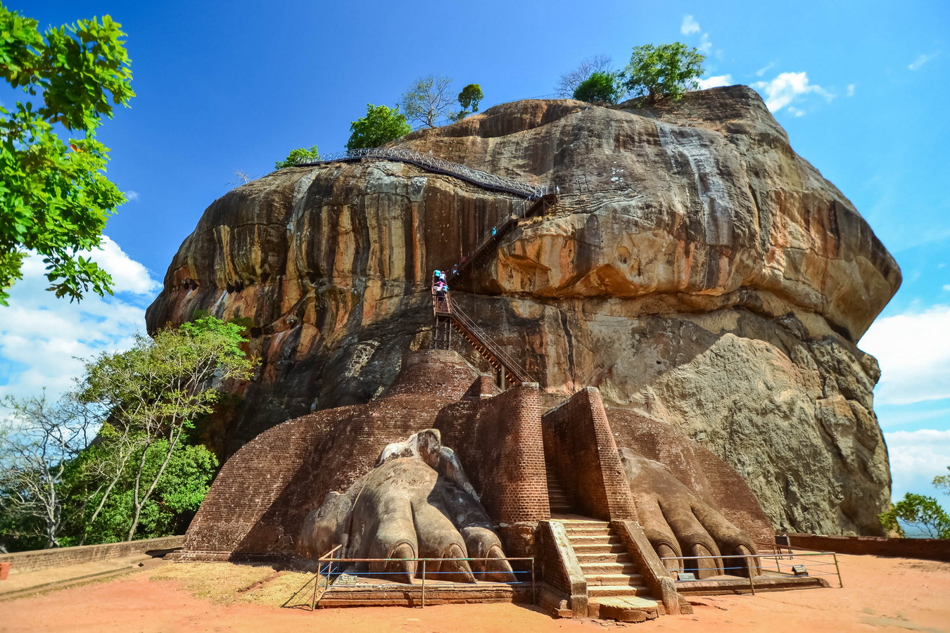 Choáng ngợp trước khối đá khổng lồ hình sư tử ở Sri Lanka