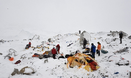 Chùm ảnh các nhà leo núi chạy trối chết trong lở tuyết Everest