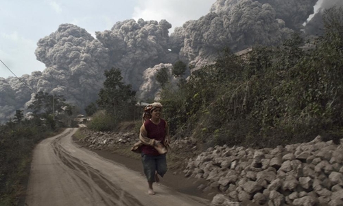 Núi lửa Sinabung phun trào, hàng nghìn người sơ tán 