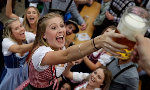 Hình ảnh những mỹ nữ khoe sắc tại lễ hội bia Oktoberfest