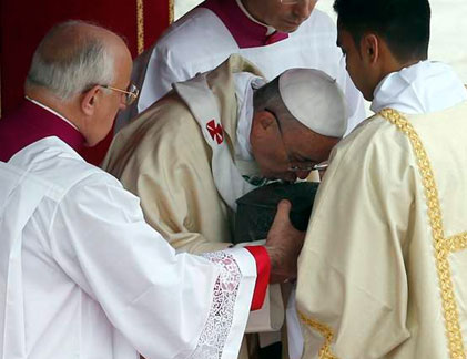 Vatican lần đầu trưng bày di cốt Thánh Peter