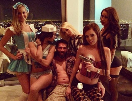 Xem vua bài Dan Bilzerian vung tiền... chơi gái, tậu xe