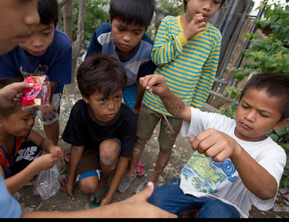 Hứng thú với trò chơi chọi nhện của trẻ em Philippines