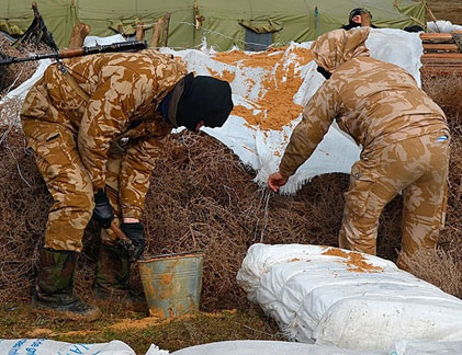 Lính Ukraine hối hả đào công sự gần biên giới Crimea