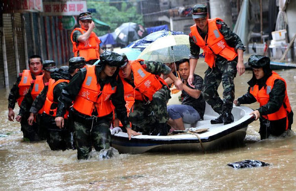 Chùm ảnh: Mưa lớn đổ bộ Trung Quốc, 18 người thiệt mạng