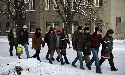 Tù binh Ukraine cần mẫn làm ... thợ sửa nhà ở Donbass