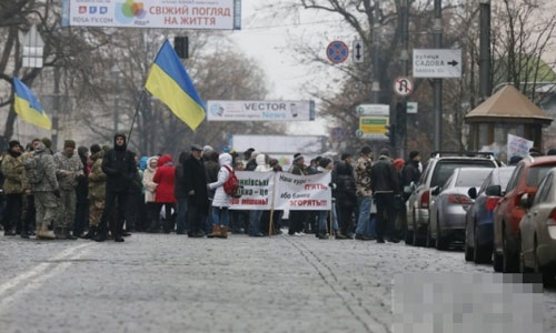 Tiền mất giá: Dân Ukraine biểu tình ngoài tòa nhà Quốc hội