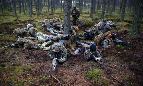 Lo sợ giống Ukraine, dân quân Ba Lan tập luyện ngày đêm