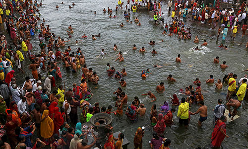 Tận mắt hàng nghìn tín đồ Hindu tắm sông