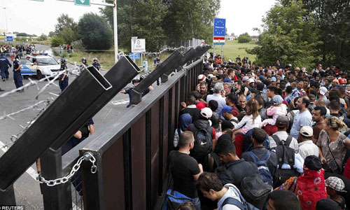 Hungary đóng biên giới, người tị nạn đi qua bãi mìn