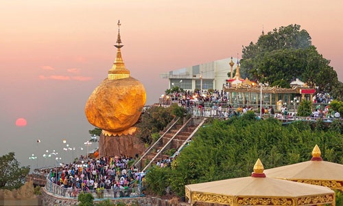 Lạ lùng tảng đá vàng linh thiêng ở Myanmar