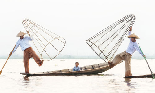 Ngư dân Myanmar “làm xiếc” trên hồ Inle