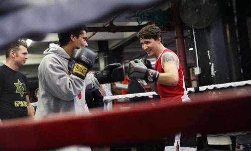 Chùm ảnh Thủ tướng Canada điển trai phô diễn tài chơi boxing