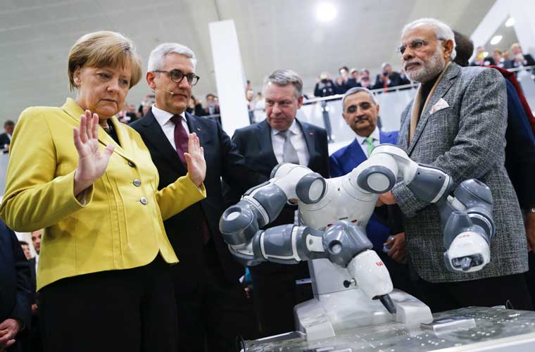 Chùm ảnh Thủ tướng Đức Merkel thích chơi robot