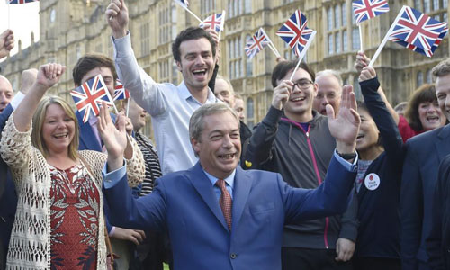 Thủ lĩnh ủng hộ Brexit Nigel Farage mới từ chức qua ảnh