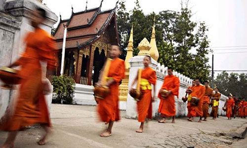 Một ngày làm việc của các nhà sư Lào qua ảnh