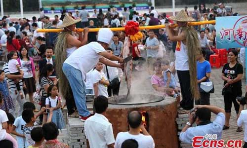 Hội thi nấu cá mừng mùa màng bội thu ở Trung Quốc