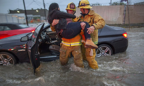 Chùm ảnh bão lớn hoành hành ở California, 2 người chết