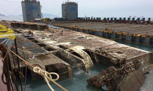 Cận cảnh phà Sewol chìm nổi lên mặt nước