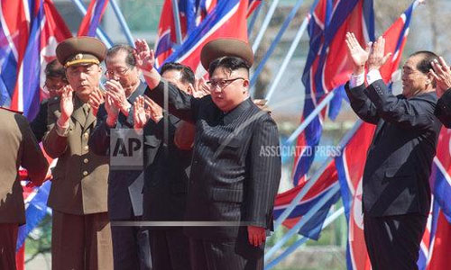 Ảnh: Ông Kim Jong-un cười tươi trong lễ khánh thành khu phố mới