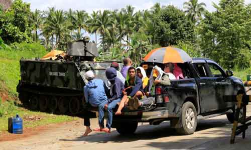 Ảnh: Dân lũ lượt chạy trốn khủng bố ở miền nam Philippines 