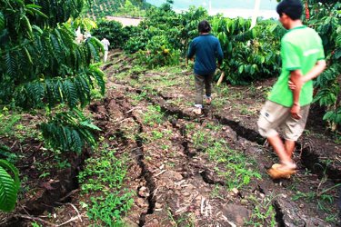 Cận cảnh đất “há miệng” khiến người dân kinh hãi