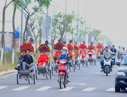 Chán siêu xe, đại gia Việt kiều rước dâu bằng xích lô