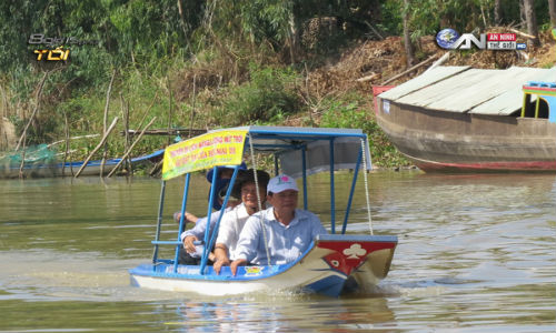 Bốn ông “hai lúa” chế tạo thuyền năng lượng mặt trời