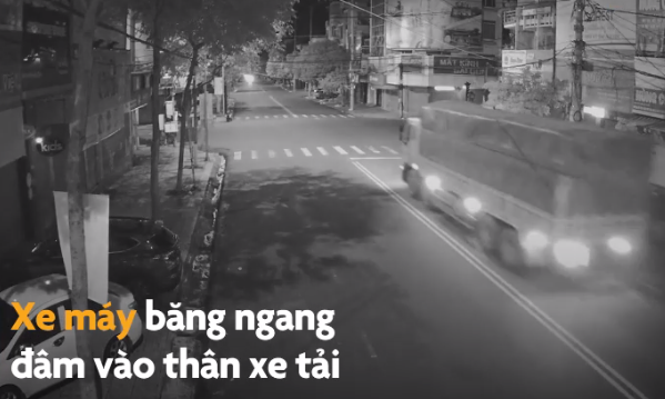 Video: Phóng như "tên lửa" qua ngã tư, xe máy va thẳng vào xe tải