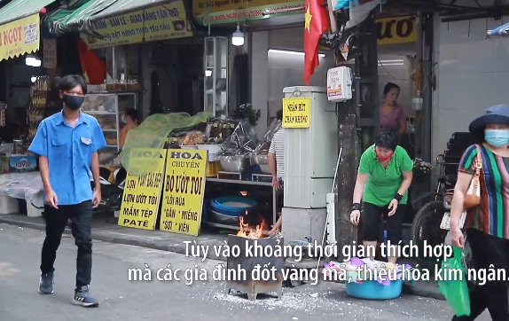 Video: Đường phố Thủ đô “đỏ lửa” ngày Rằm tháng 7