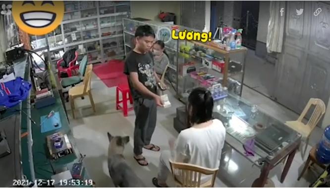 Video: Cười ngất với ông chồng “hét ra lửa” trước mặt “nóc nhà”